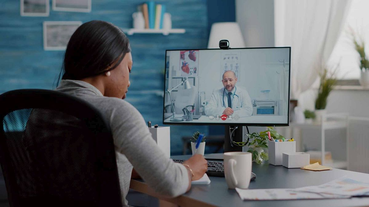 Paziente durante una consulenza tricologica online con il medico