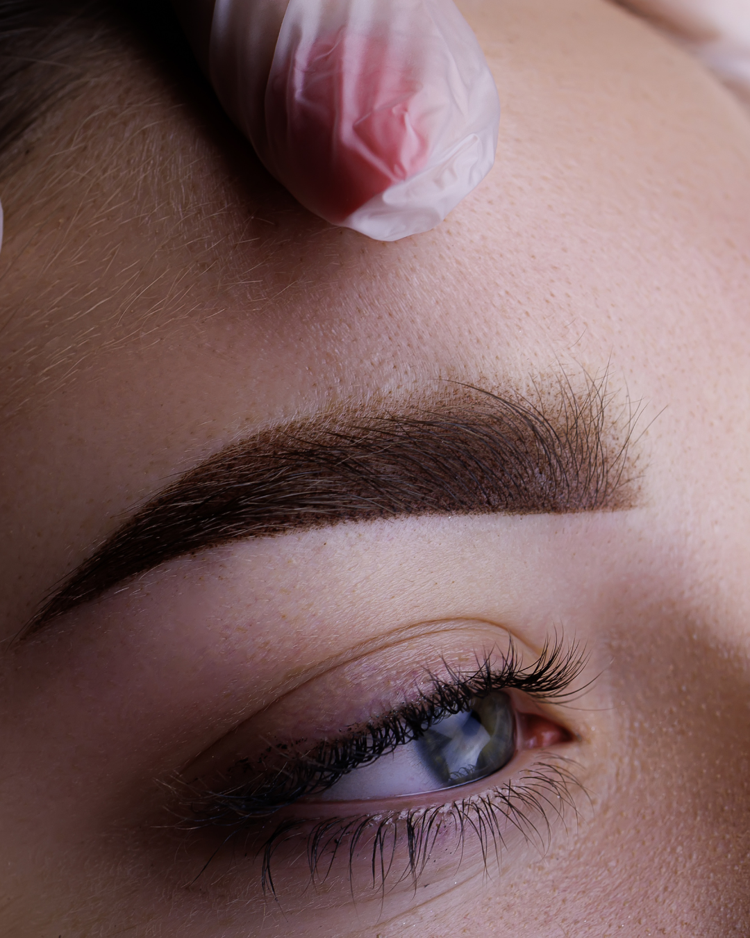 donna con sopracciglia tagliate