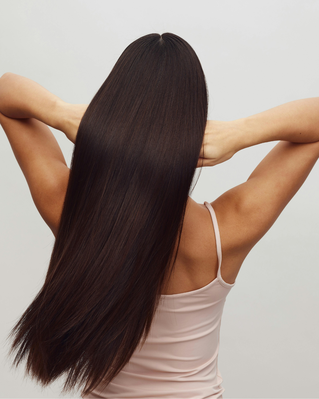 donna che si tocca i capelli