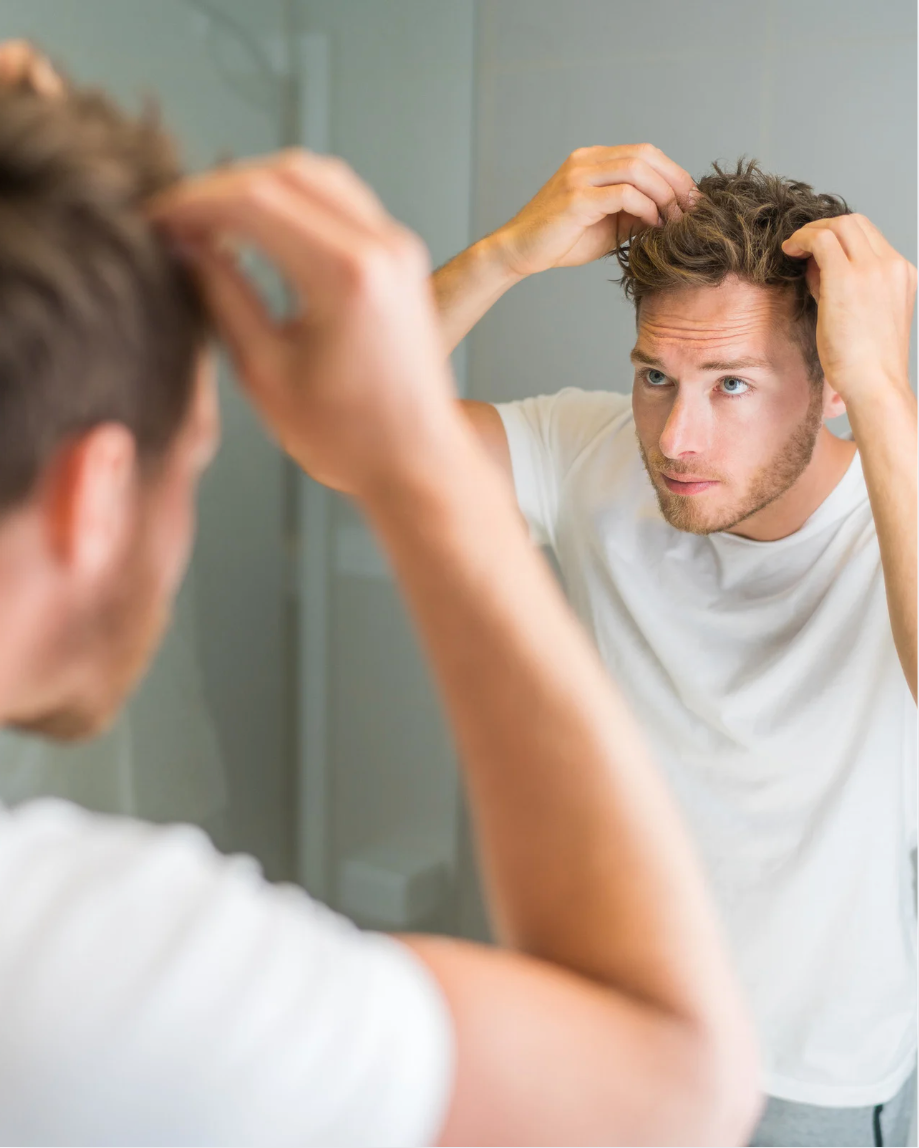 persona che si tocca i capelli